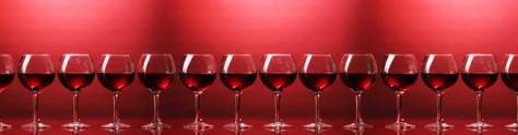 Изображение для скинали: Бокалы красного вина на красном фоне