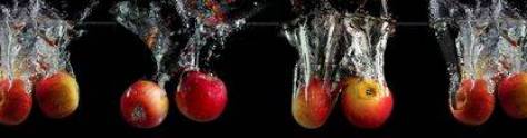 Изображение для скинали: Спелые яблоки в воде.