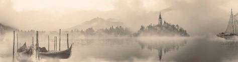 Изображение для скинали: Озеро в раннем утреннем тумане осенью 