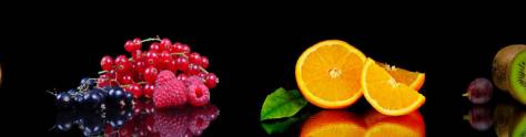 Изображение для скинали: Красивые красочные фрукты и ягоды на черном фоне 