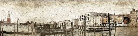 Изображение для скинали: Канал в Венеции с причалами и гондолой на переднем плане 